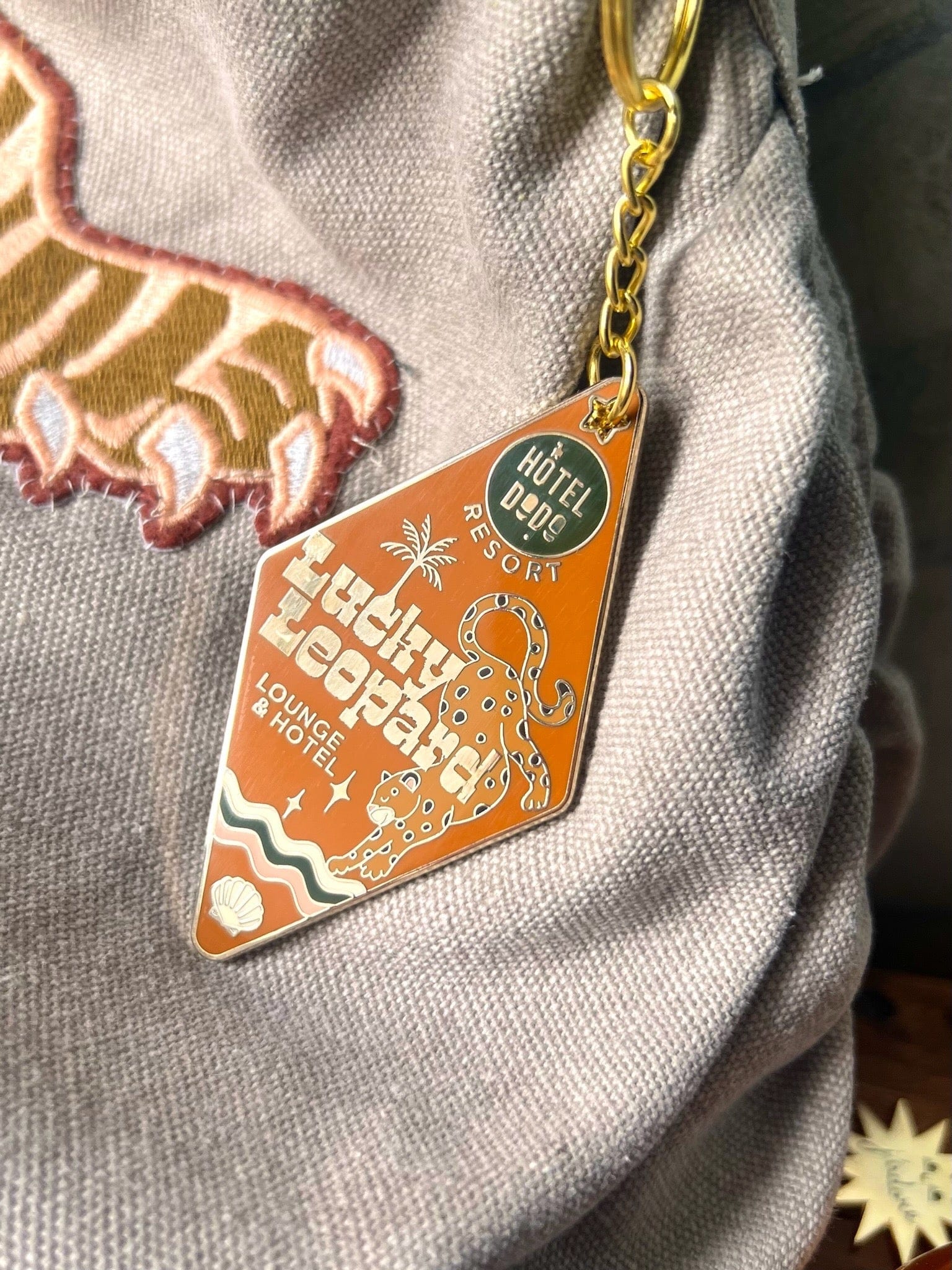 Lucky Leopard Lounge Motel Keyring - OLIVE (Trade Pack 4)